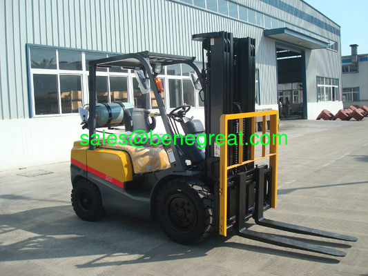 Camioneta elevadora de 3 toneladas de GLP Camioneta elevadora de 3 toneladas de combustible dual con motor Nissan K25 con transmisión hidráulica proveedor