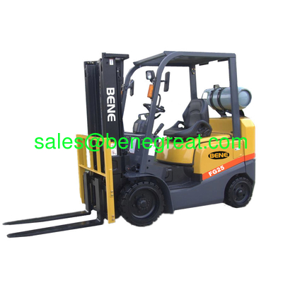Camioneta elevadora de 3 toneladas de GLP Camioneta elevadora de 3 toneladas de combustible dual con motor Nissan K25 con transmisión hidráulica proveedor